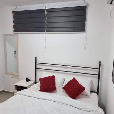 דירת זוּגַג מפנקת עם מרפסת משגעת ונוף למפרץ. Apartamento Eilat Exterior foto