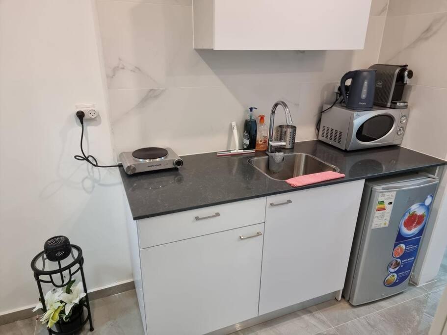 דירת זוּגַג מפנקת עם מרפסת משגעת ונוף למפרץ. Apartamento Eilat Exterior foto