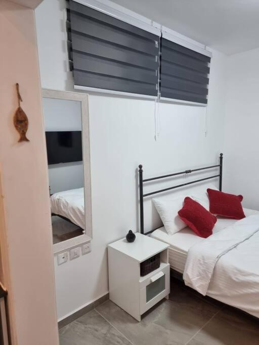 דירת זוּגַג מפנקת עם מרפסת משגעת ונוף למפרץ. Apartamento Eilat Exterior foto