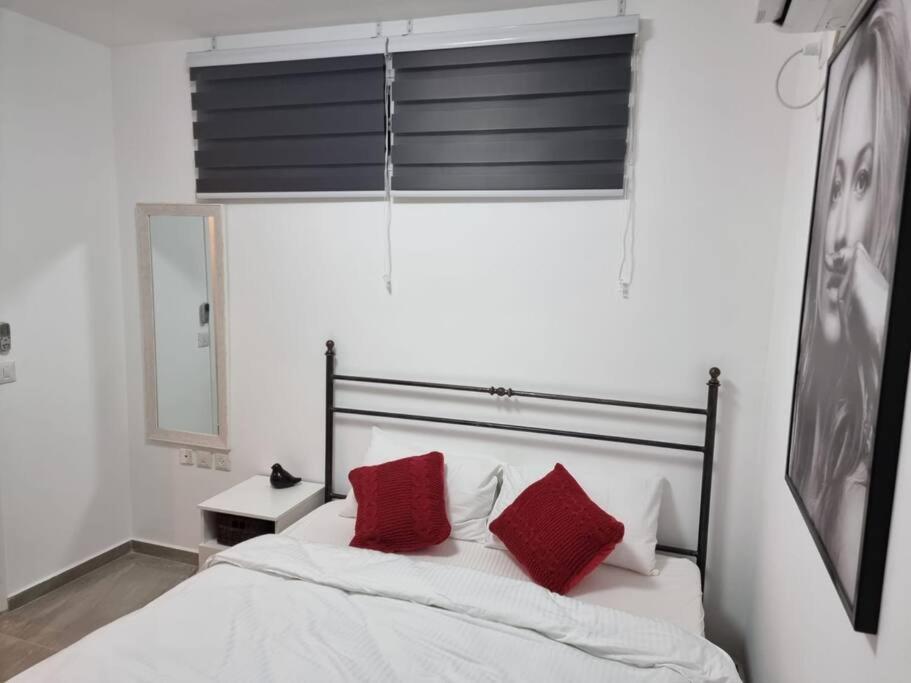 דירת זוּגַג מפנקת עם מרפסת משגעת ונוף למפרץ. Apartamento Eilat Exterior foto