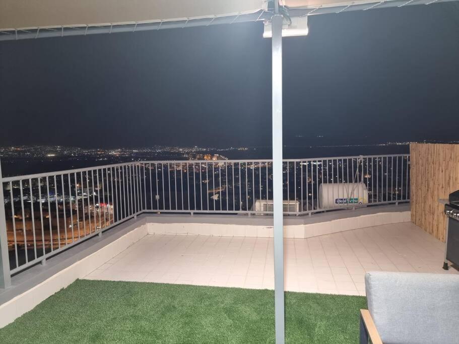 דירת זוּגַג מפנקת עם מרפסת משגעת ונוף למפרץ. Apartamento Eilat Exterior foto