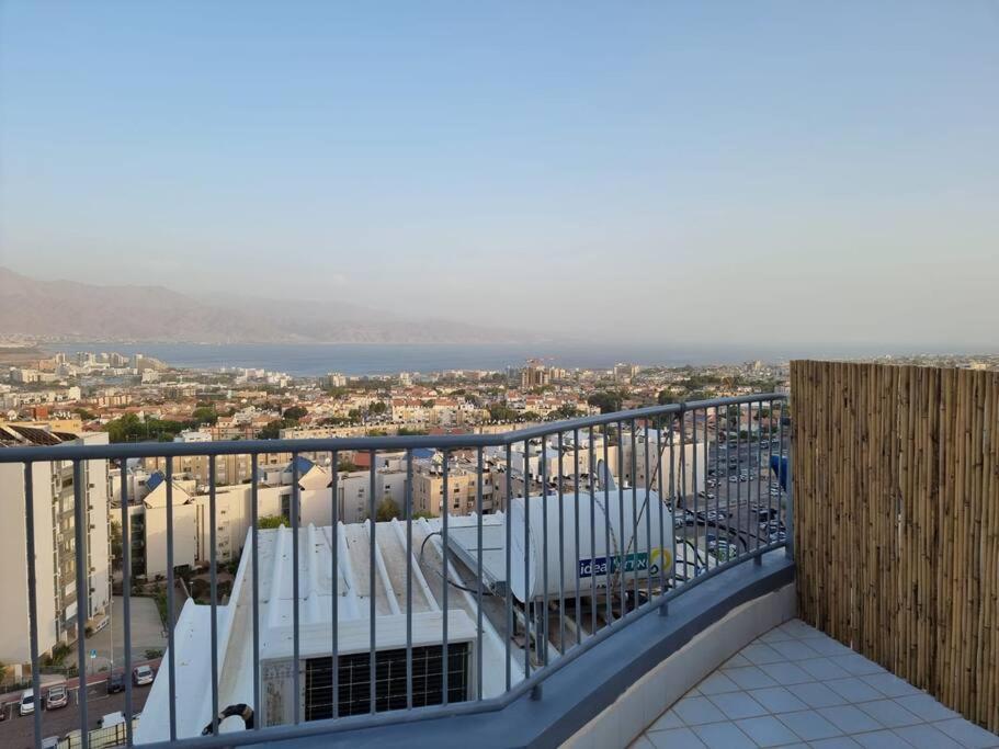 דירת זוּגַג מפנקת עם מרפסת משגעת ונוף למפרץ. Apartamento Eilat Exterior foto