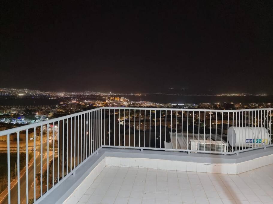 דירת זוּגַג מפנקת עם מרפסת משגעת ונוף למפרץ. Apartamento Eilat Exterior foto