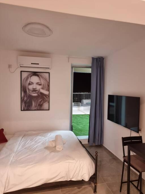 דירת זוּגַג מפנקת עם מרפסת משגעת ונוף למפרץ. Apartamento Eilat Exterior foto
