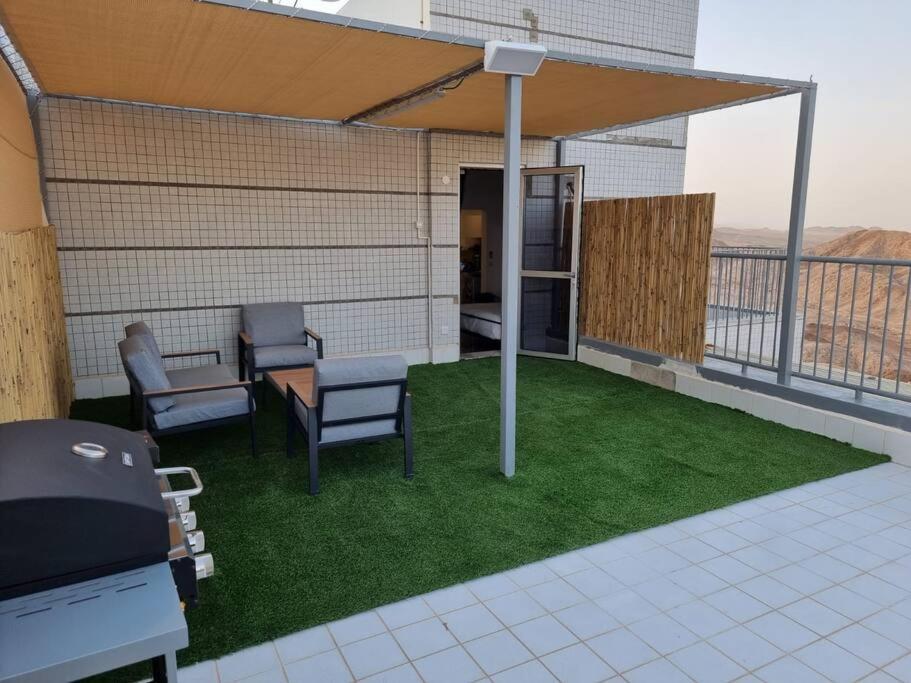 דירת זוּגַג מפנקת עם מרפסת משגעת ונוף למפרץ. Apartamento Eilat Exterior foto