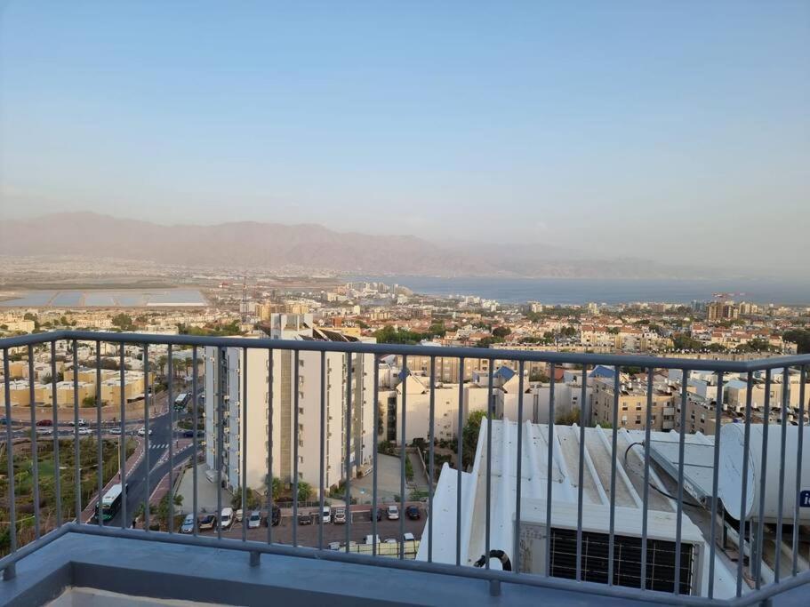 דירת זוּגַג מפנקת עם מרפסת משגעת ונוף למפרץ. Apartamento Eilat Exterior foto